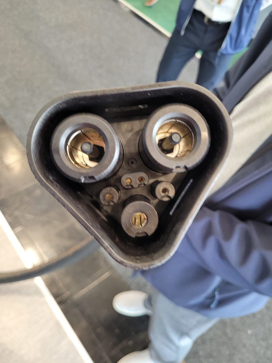 Stromtankstelle 1.44 MW 1440 kW MCS CCS LKW Ladesaeule Megawatt Charging System Truck charger Stromtankstelle 1.44 MW 1440 kW MCS CCS LKW Ladesaeule Megawatt Charging System Truck charger