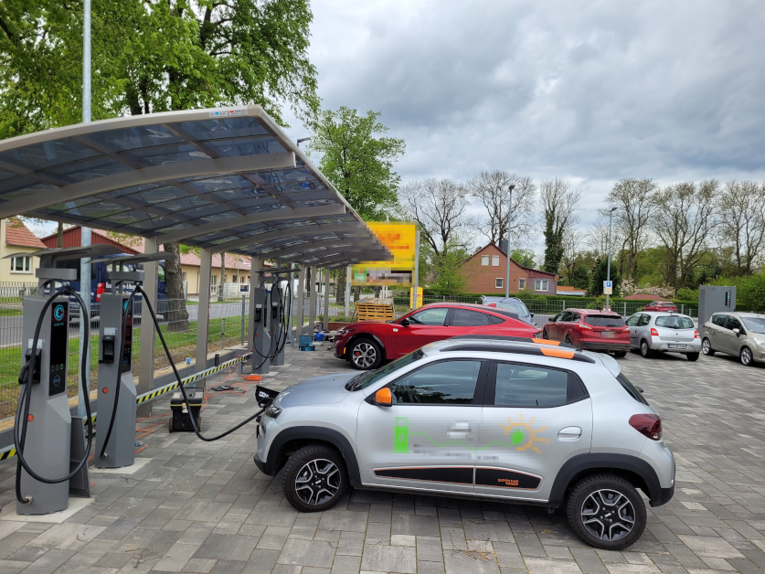 480 kW Satelliten DC Schnelllader mit 4 CCS Ladepunkten 480 kW Satelliten DC Schnelllader mit 4 CCS Ladepunkten